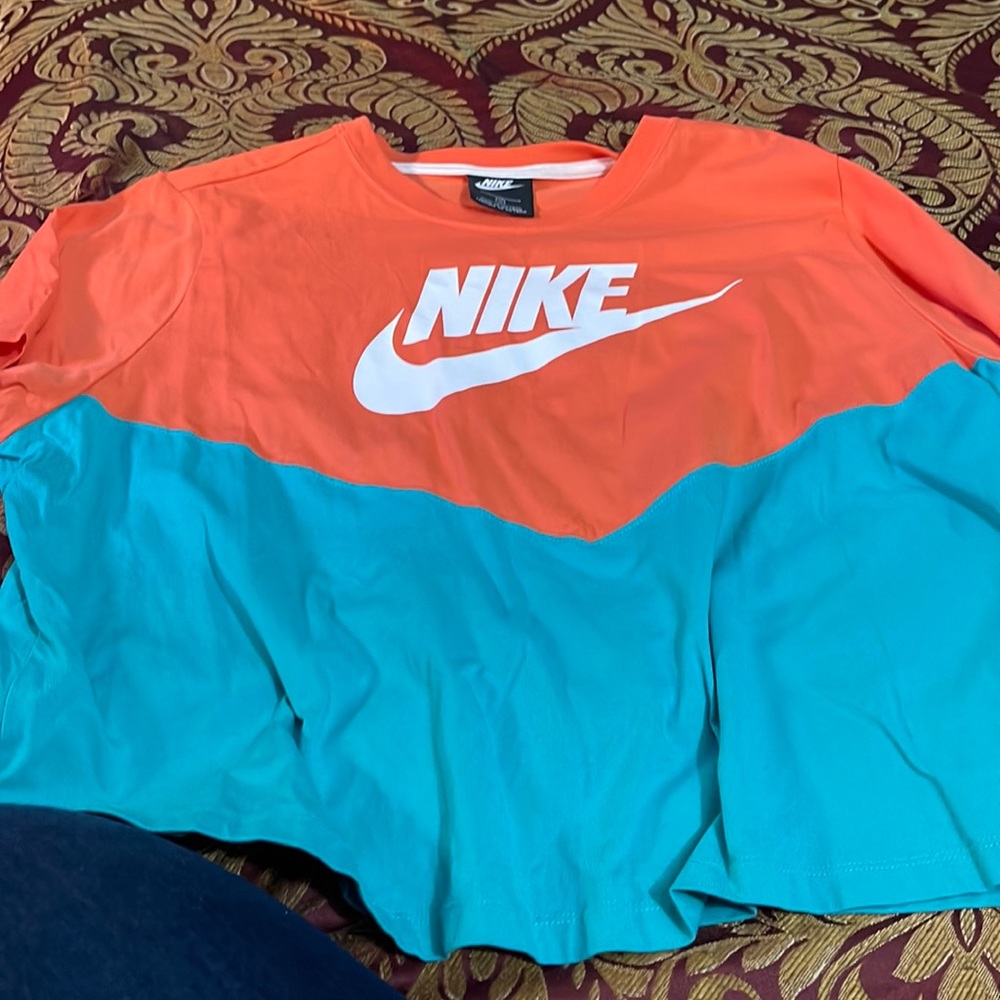 Beautiful Nike cropped shirt!